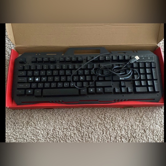 RBG LIGHT UP KEYBOARD - Picture 2 of 3